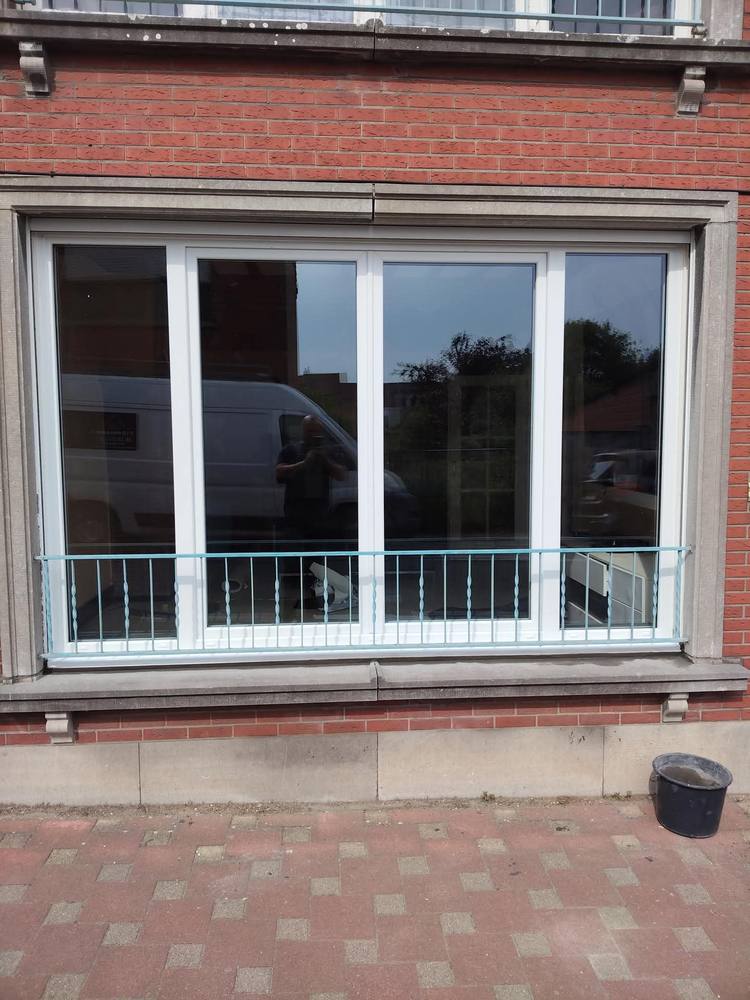 Grande baie vitrée PVC blanche 4 vantaux, rénovation bâtiment ancien