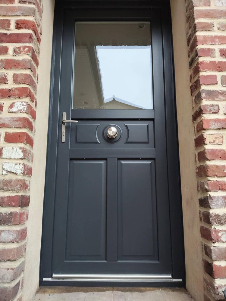Porte d'entrée anthracite style traditionnel avec imposte vitrée, encadrement brique