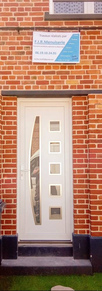 Porte d'entrée PVC blanche posée avec panneau de chantier F I R Menuiserie