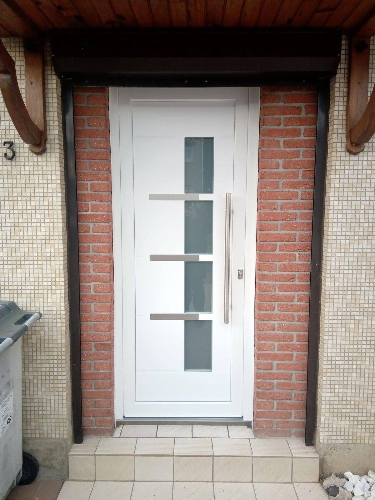 Porte d'entrée blanche avec vitrages et bandes inox décoratives